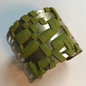 CUFF WITH GREEN WOVEN DESIGN